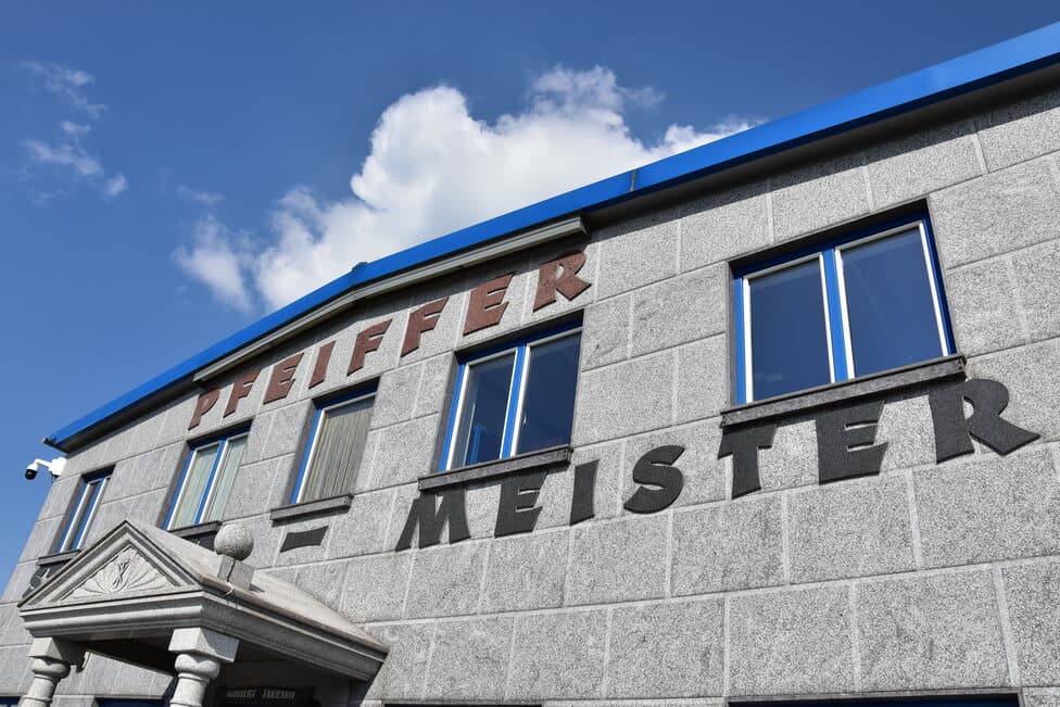 Steinmetzwerkstatt der Familie Pfeiffer mit Werkstücken und Maschinen