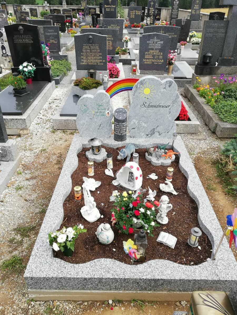 Fertig gestellte Grabanlage aus Granit auf einem Friedhof im Waldviertel