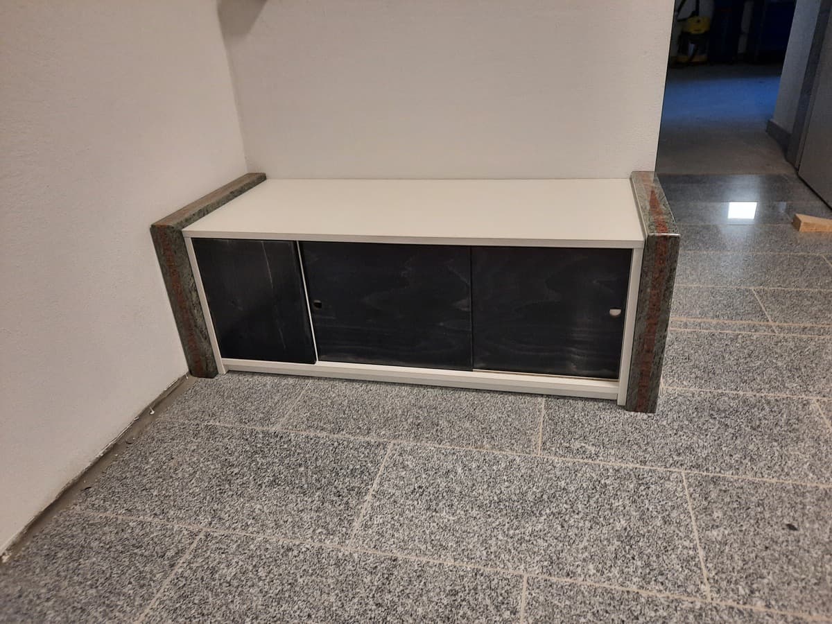 Frisch verlegte Grabanlage mit polierter Liegeplatte