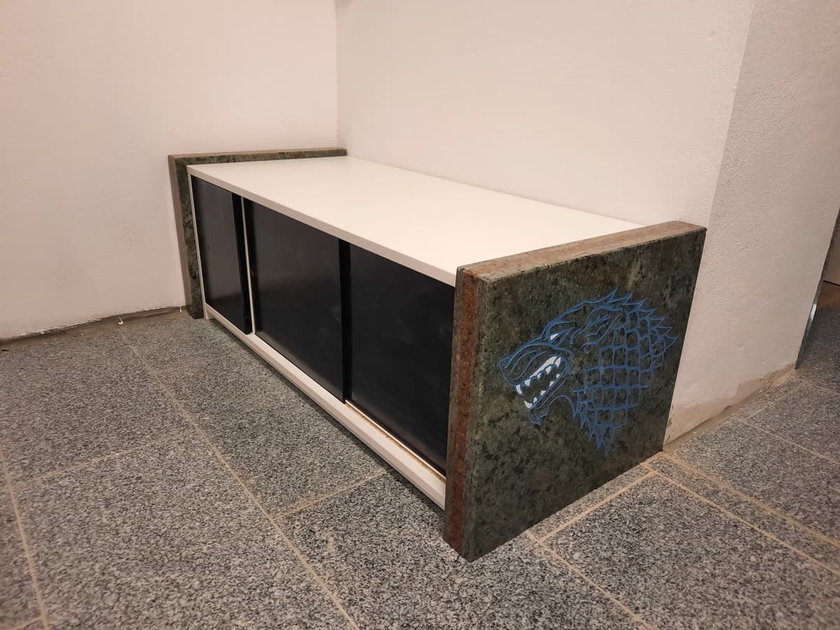 Doppelgrabanlage mit Pflanzbeet bei Herbstlicht