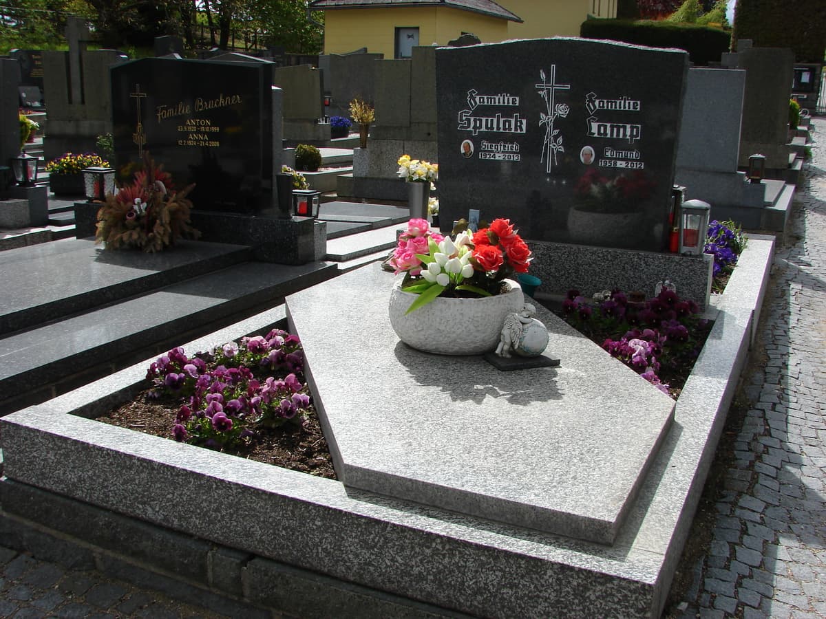 Aufgeschlagenes Granit-Buch als Grabdeckel mit Gravur