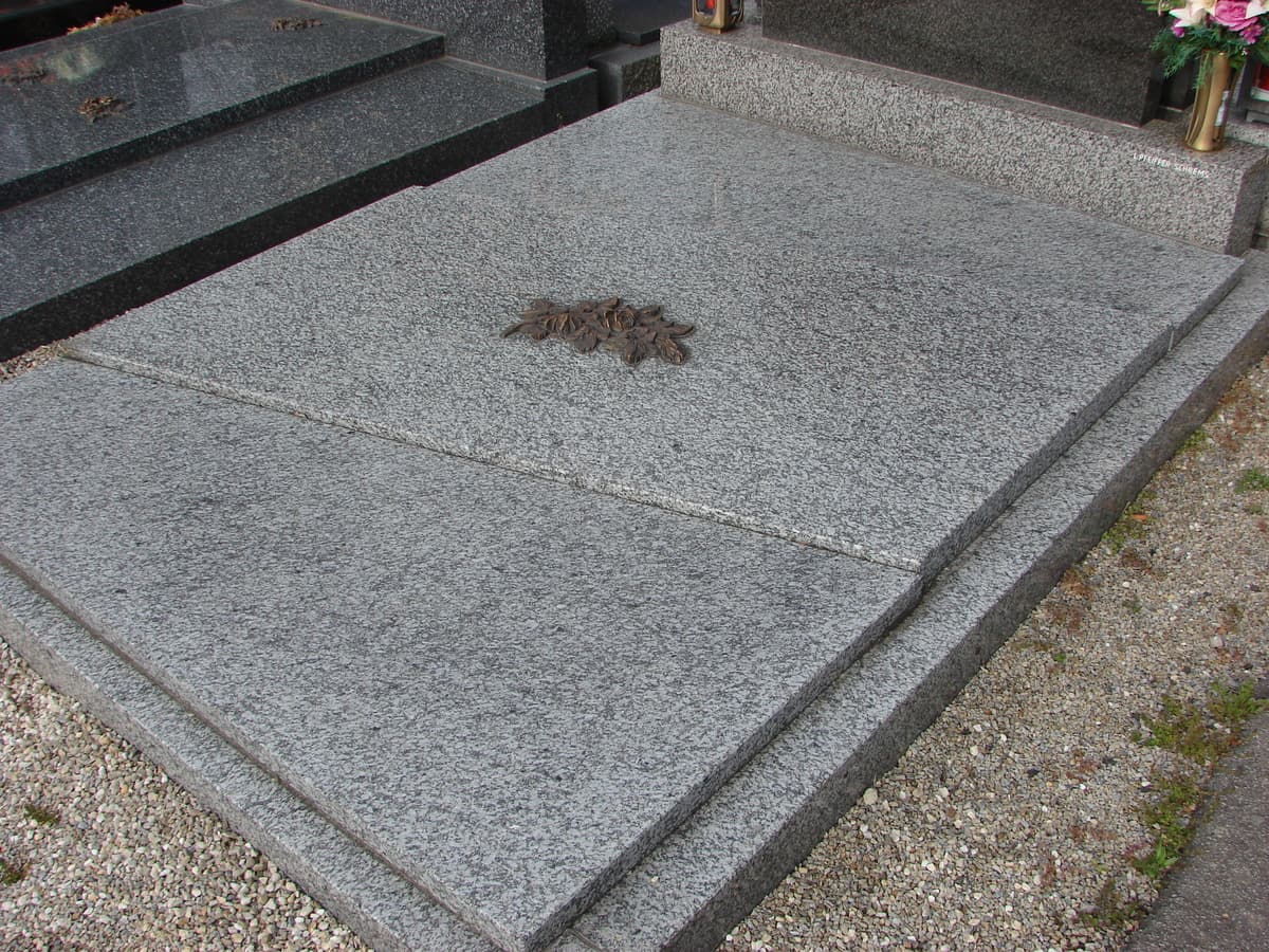 Doppelgrab mit zweiteiligem Grabstein und Bronzekreuz