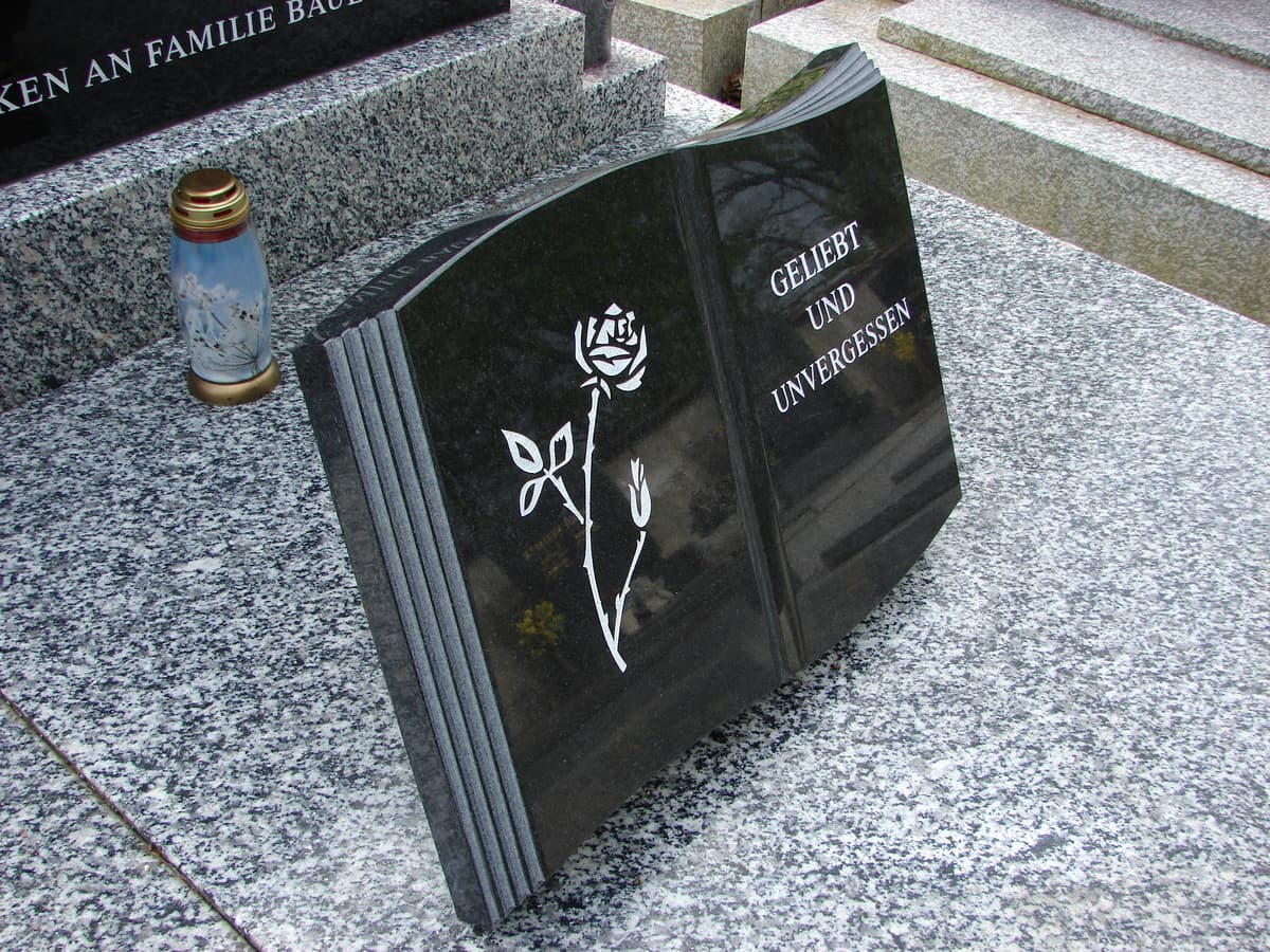 Friedhofsanlage mit polierter Granitabdeckung