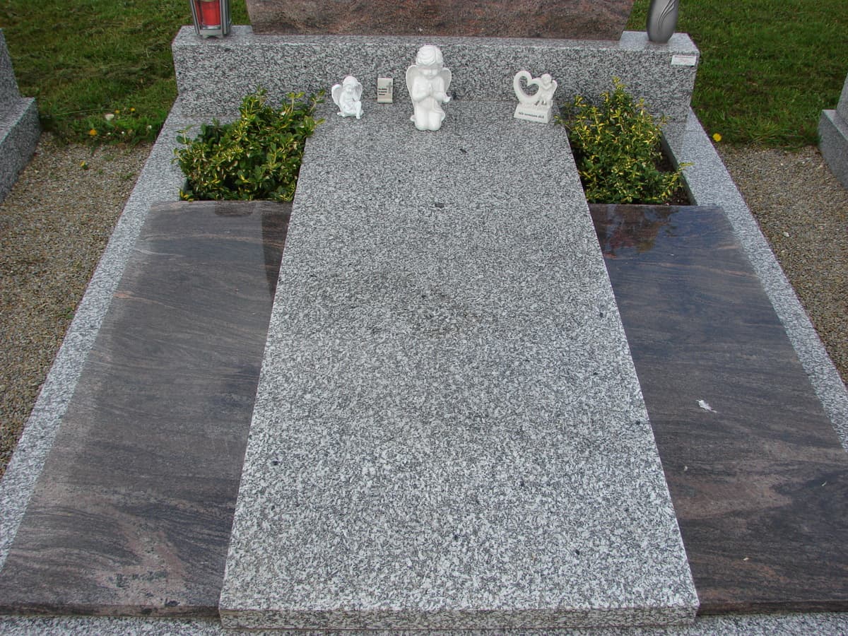 Granitgrabanlage mit eingelassenem Pflanzbeet