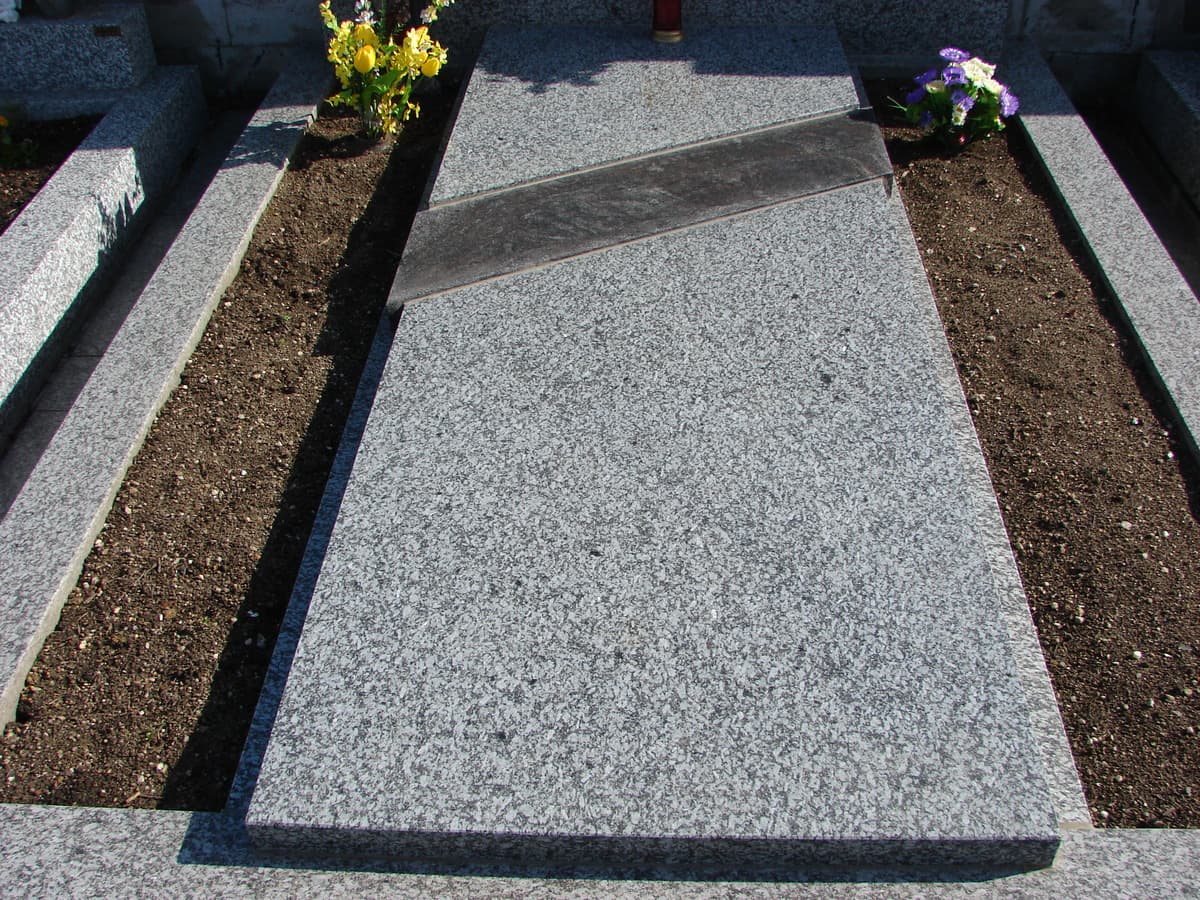 Moderne Urnengrabanlage aus dunklem Granit