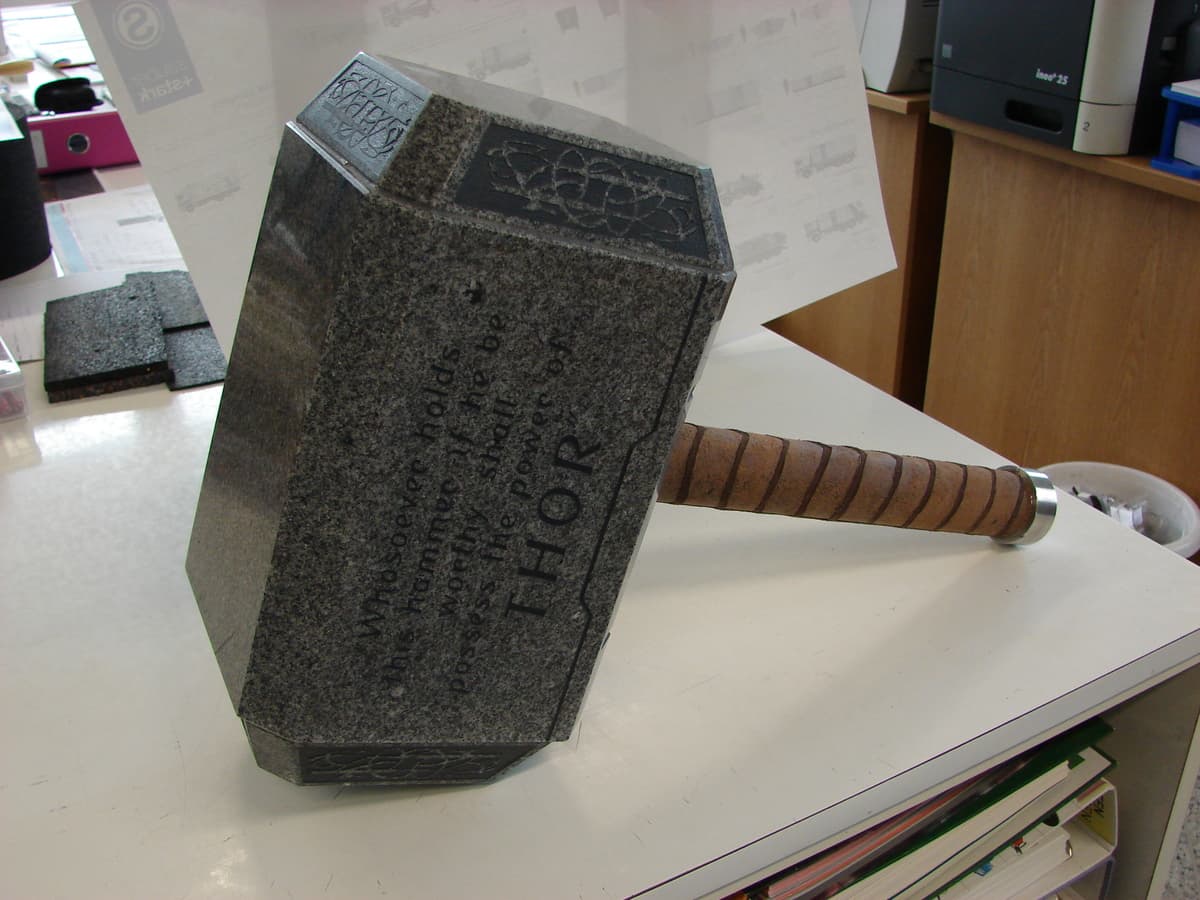 Mjölnir-Skulptur aus Granit – Sonderanfertigung in Hammerform