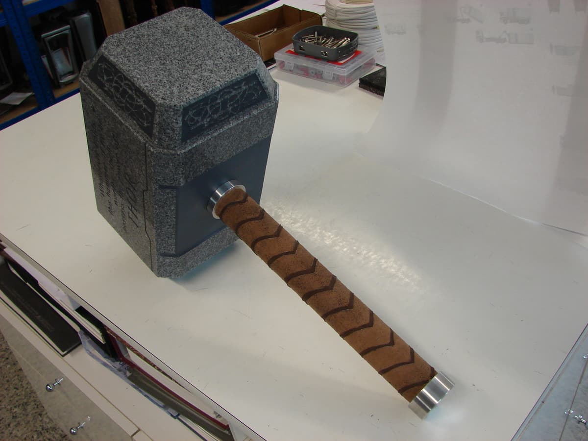 Detailansicht der Granit-Hammer-Skulptur