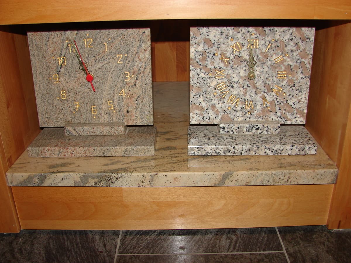 Granit-Uhr in der Werkstattauslage