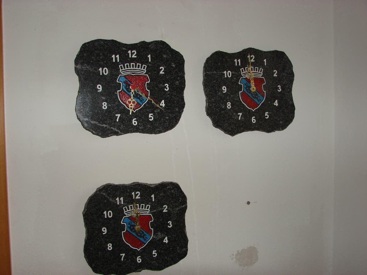 Tischuhr aus poliertem Naturstein