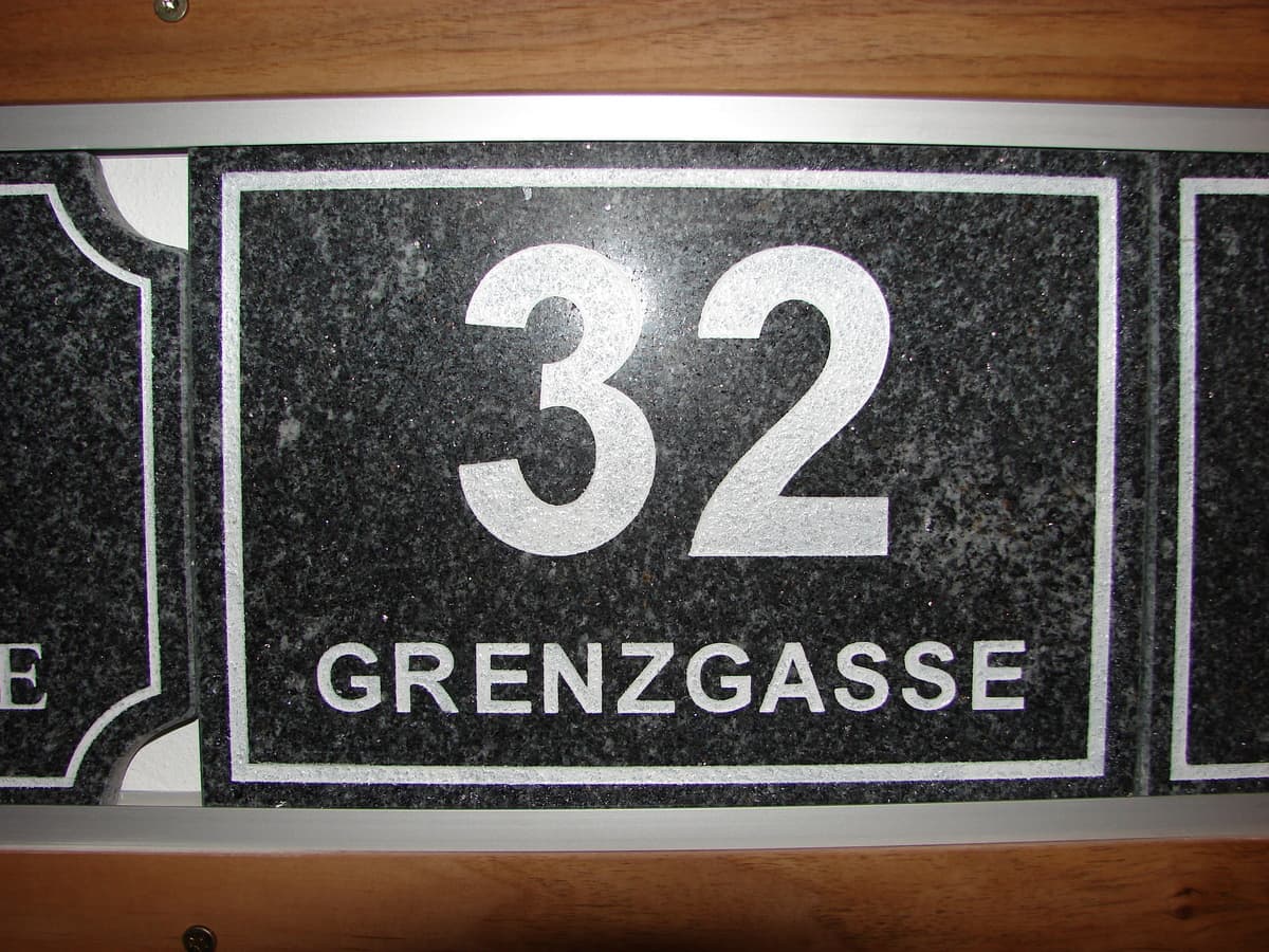 Dekoration aus geflammtem Naturstein