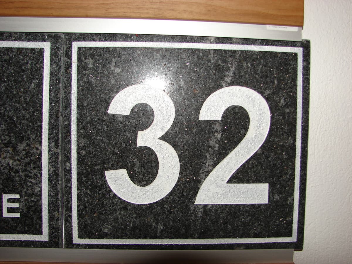 Granitobjekt mit gravierter Schrift