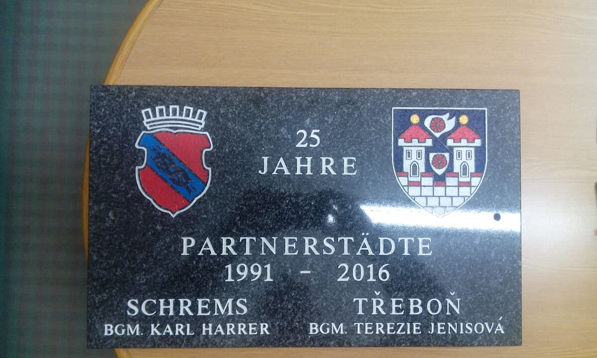 Steinmetz bei der Bearbeitung eines Granitsteins