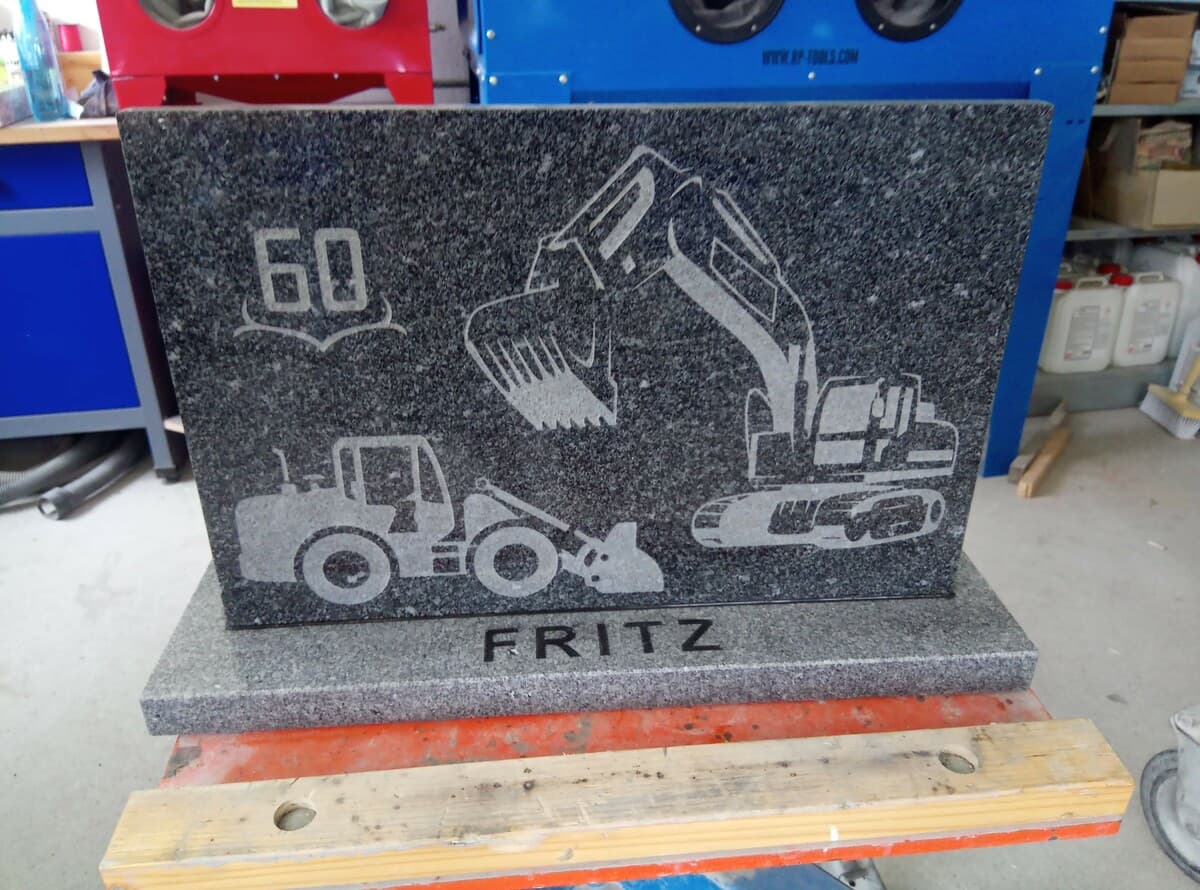 Granittafel mit Sandstrahlgravur Bagger und Radlader, Schriftzug FRITZ – Geschenk zum 60er