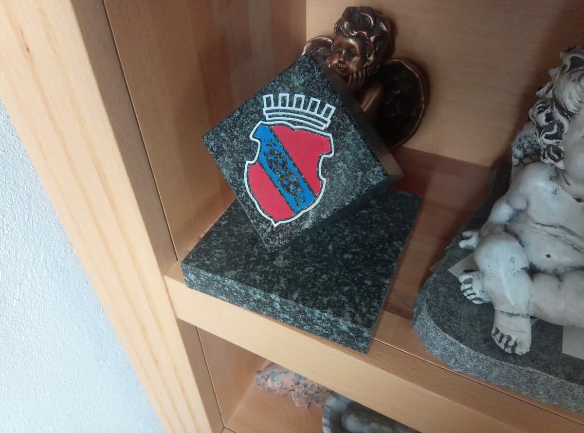Granitschrift mit Goldfassung