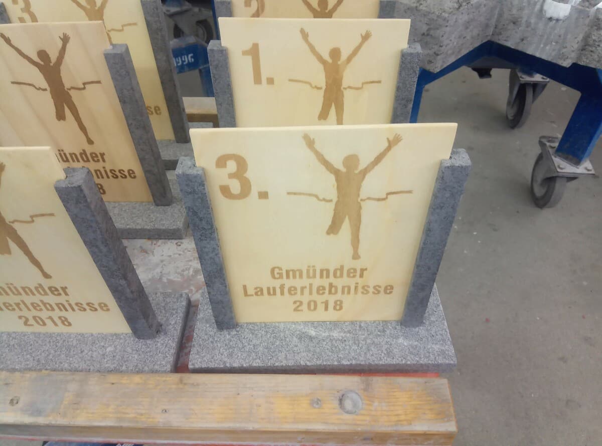 Gravierte Gedenktafel aus Granit