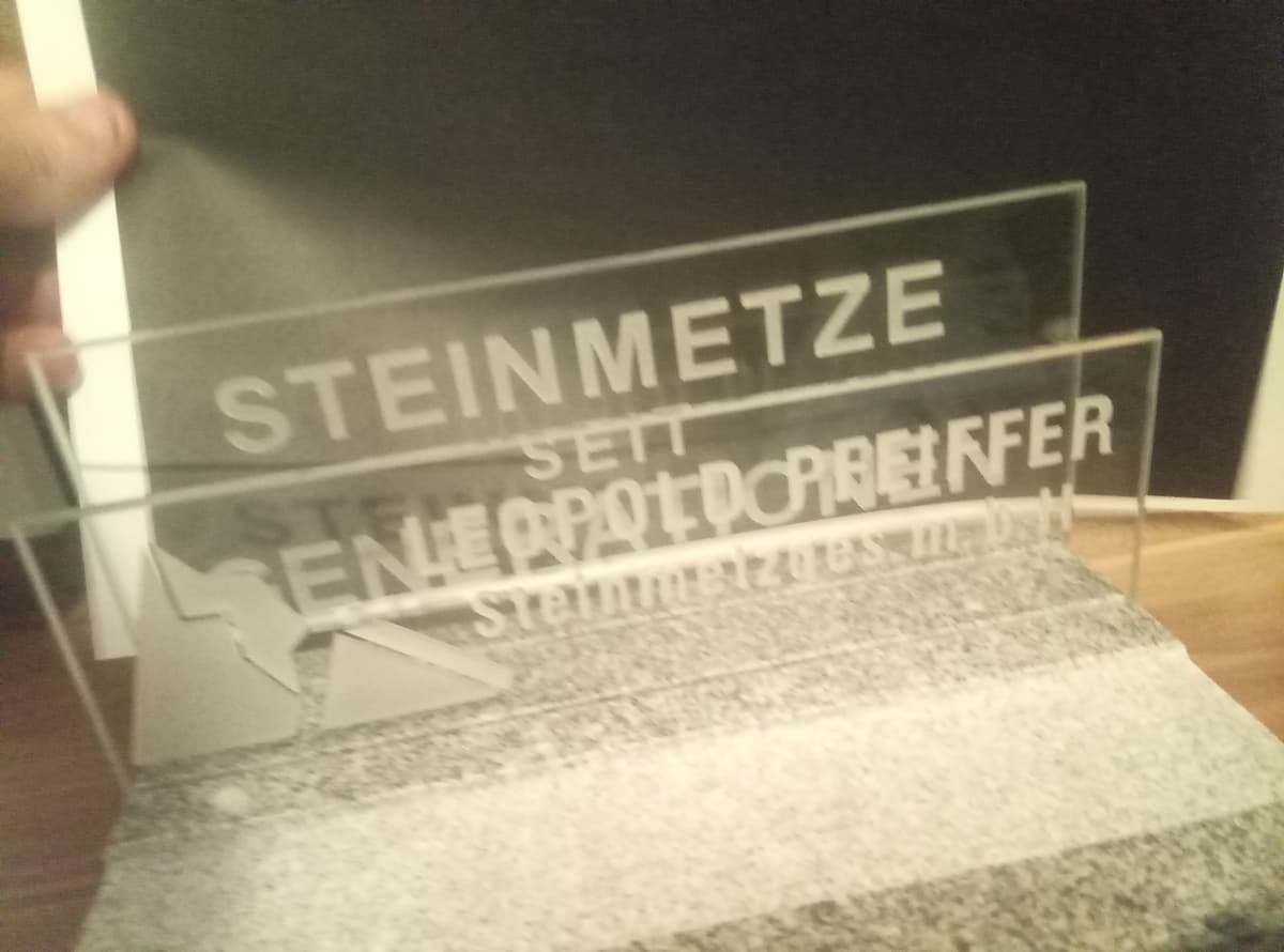 Detailansicht einer Granitgravur