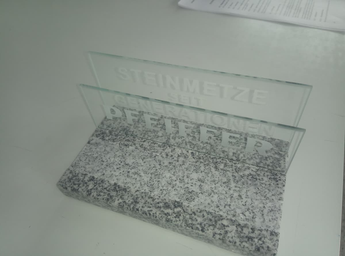 Glasaufsteller „Steinmetze seit Generationen Pfeiffer“ auf Granitsockel