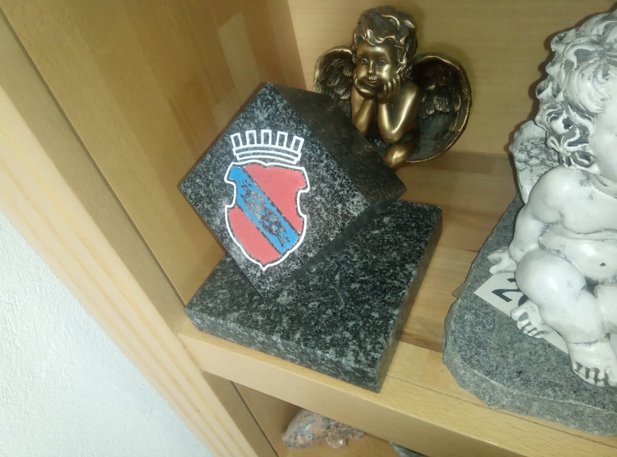 Glas-Granit-Werbeobjekt von Pfeiffer Natursteine