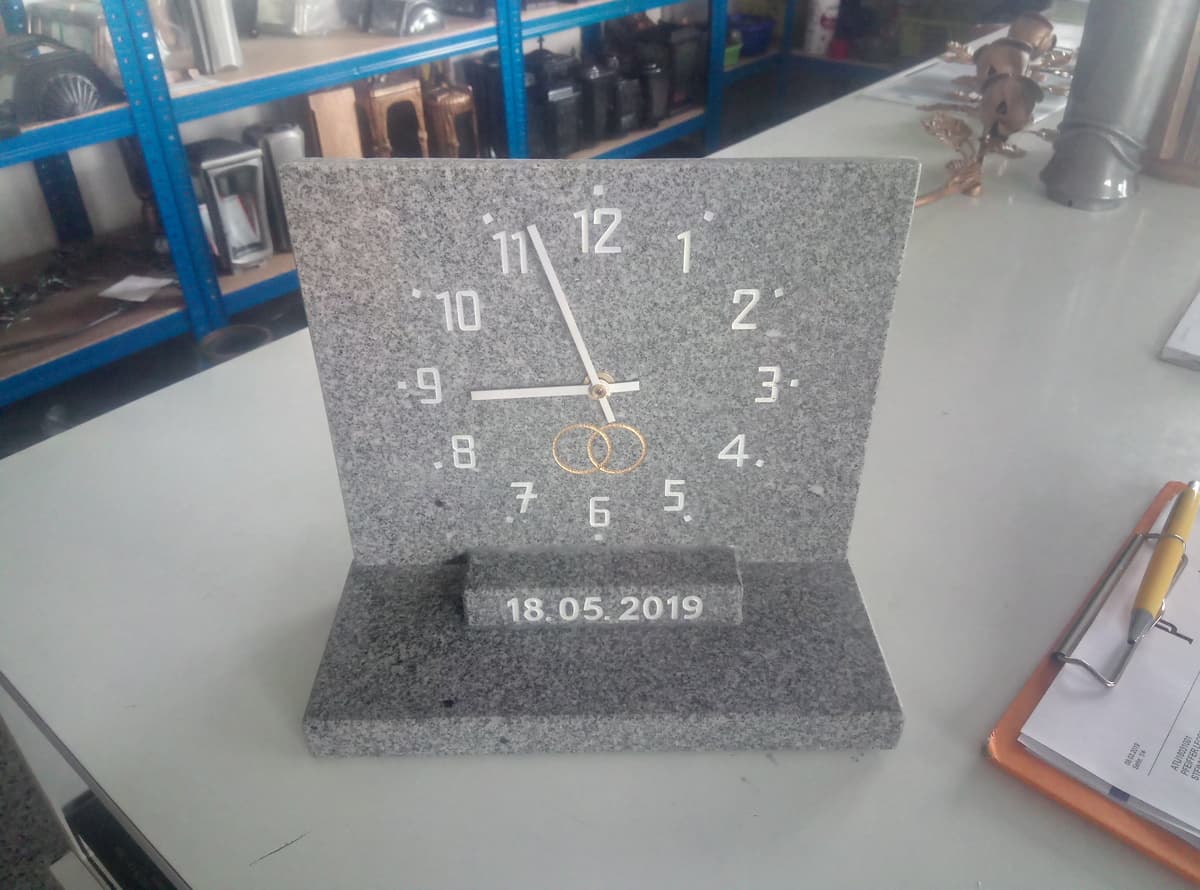 Granittafel mit eingearbeiteter Schrift in Goldfassung