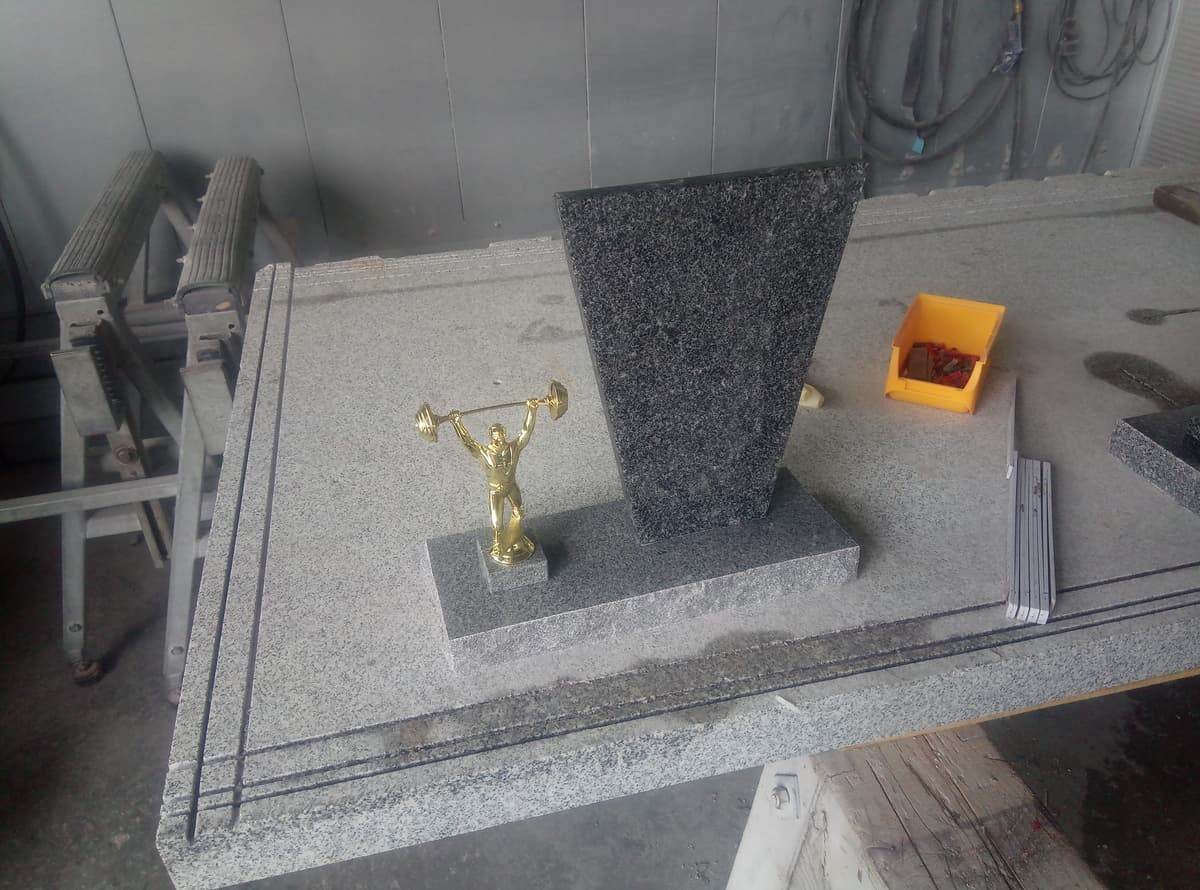 Detailgravur Schriftzug auf dunklem Granit