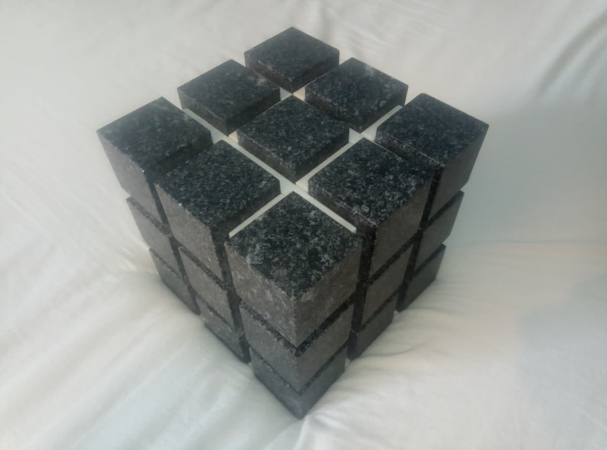 Granitskulptur mit eingelassener Beschriftung