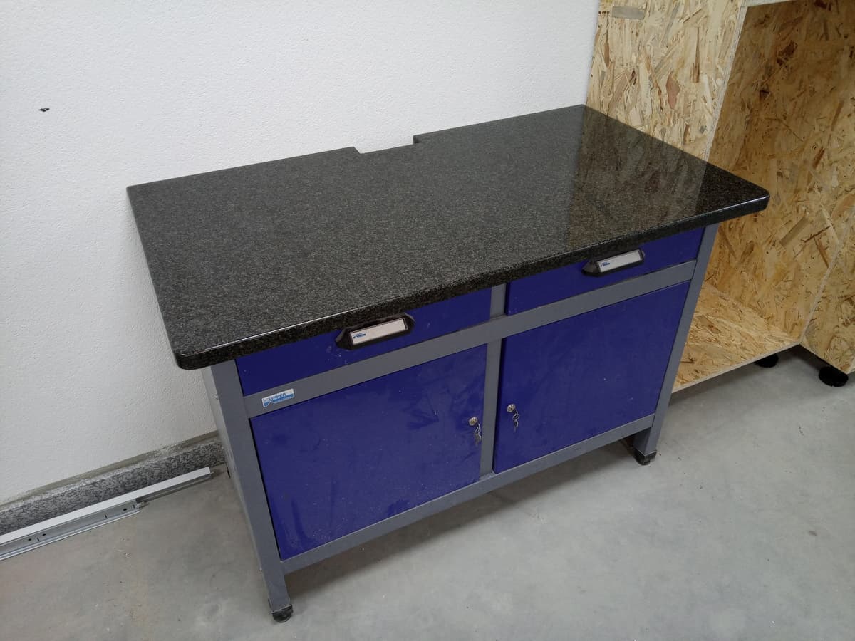 Granitarbeit im Werkstattlager