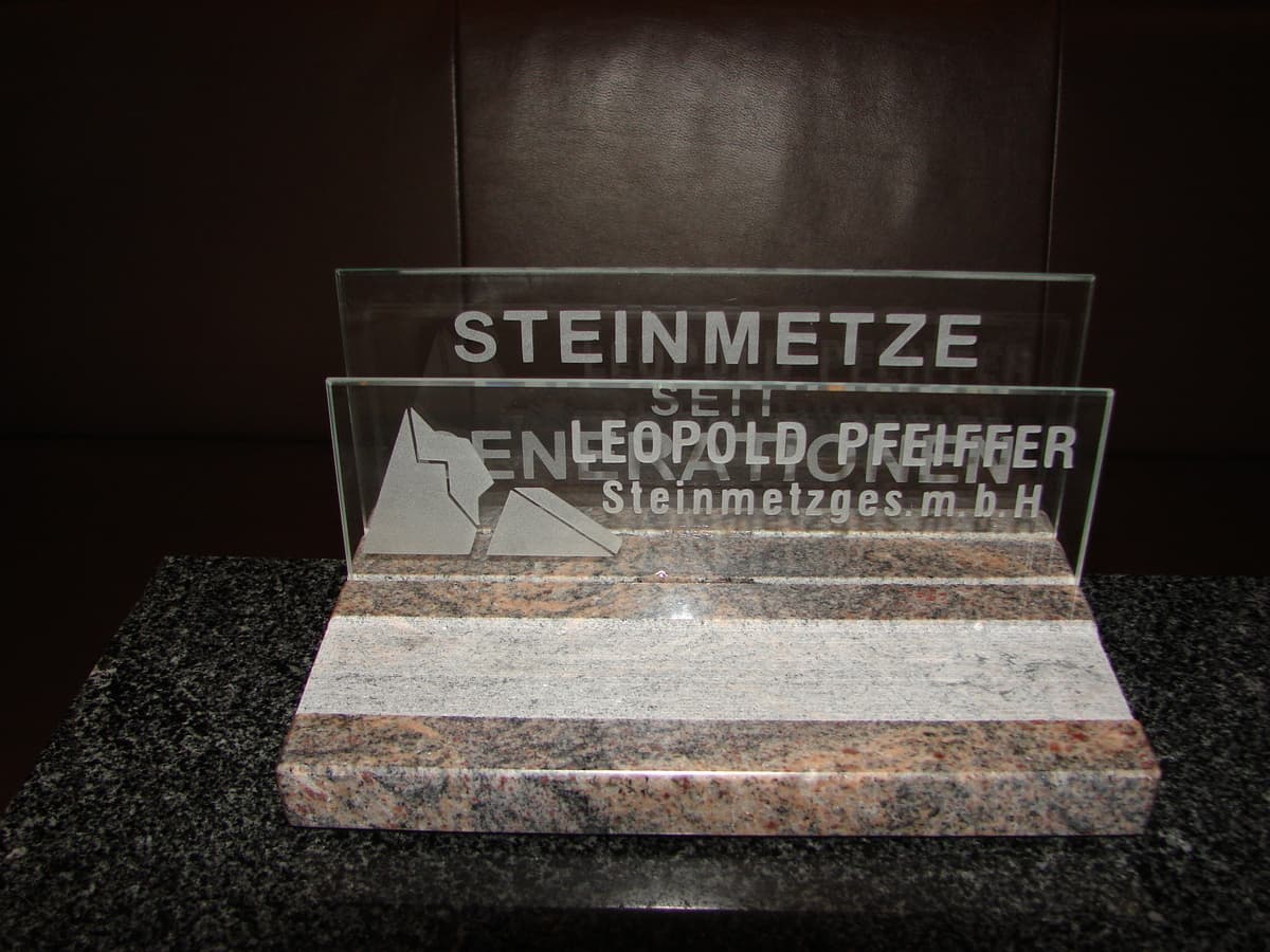 Briefbeschwerer aus poliertem Granit mit individueller Gravur