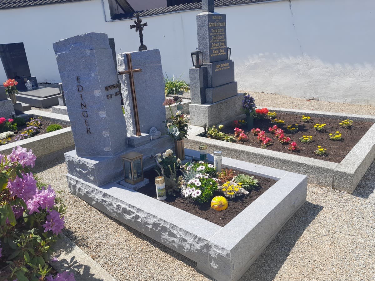 Doppelgrabanlage Edinger aus hellem Granit mit Holzkreuz und Bepflanzung