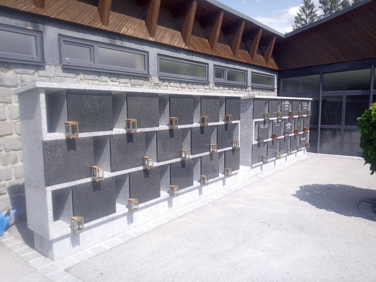 Moderne Grabanlage aus poliertem Granit auf einem Friedhof im Waldviertel